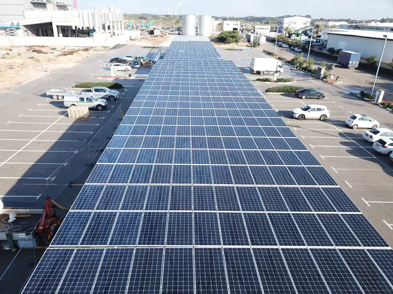 Impianto fotovoltaico esteso su una grande copertura industriale