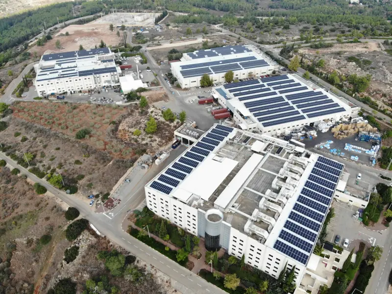 Complesso di laboratori ed edifici vicini con le coperture occupate da moduli fotovoltaici
