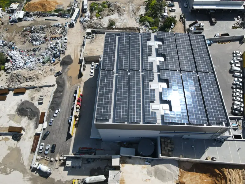 Tetto di un capannone industriale visto dall’alto, coperto di moduli fotovoltaici