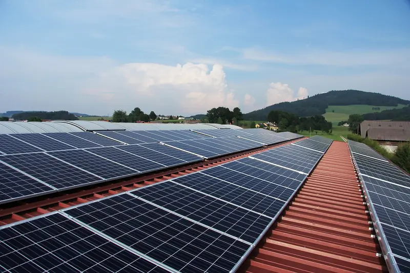 Copertura di capannone rifatta in lamiera con moduli fotovoltaici