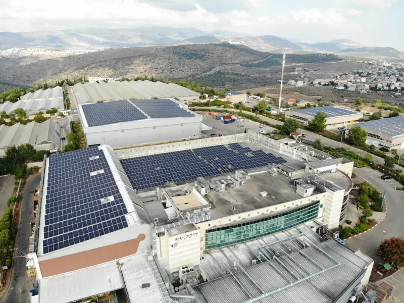 Stabilimento produttivo con moduli fotovoltaici su più corpi di fabbrica